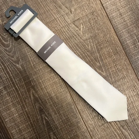 Michael Kors White Tie - Picture 2 of 5